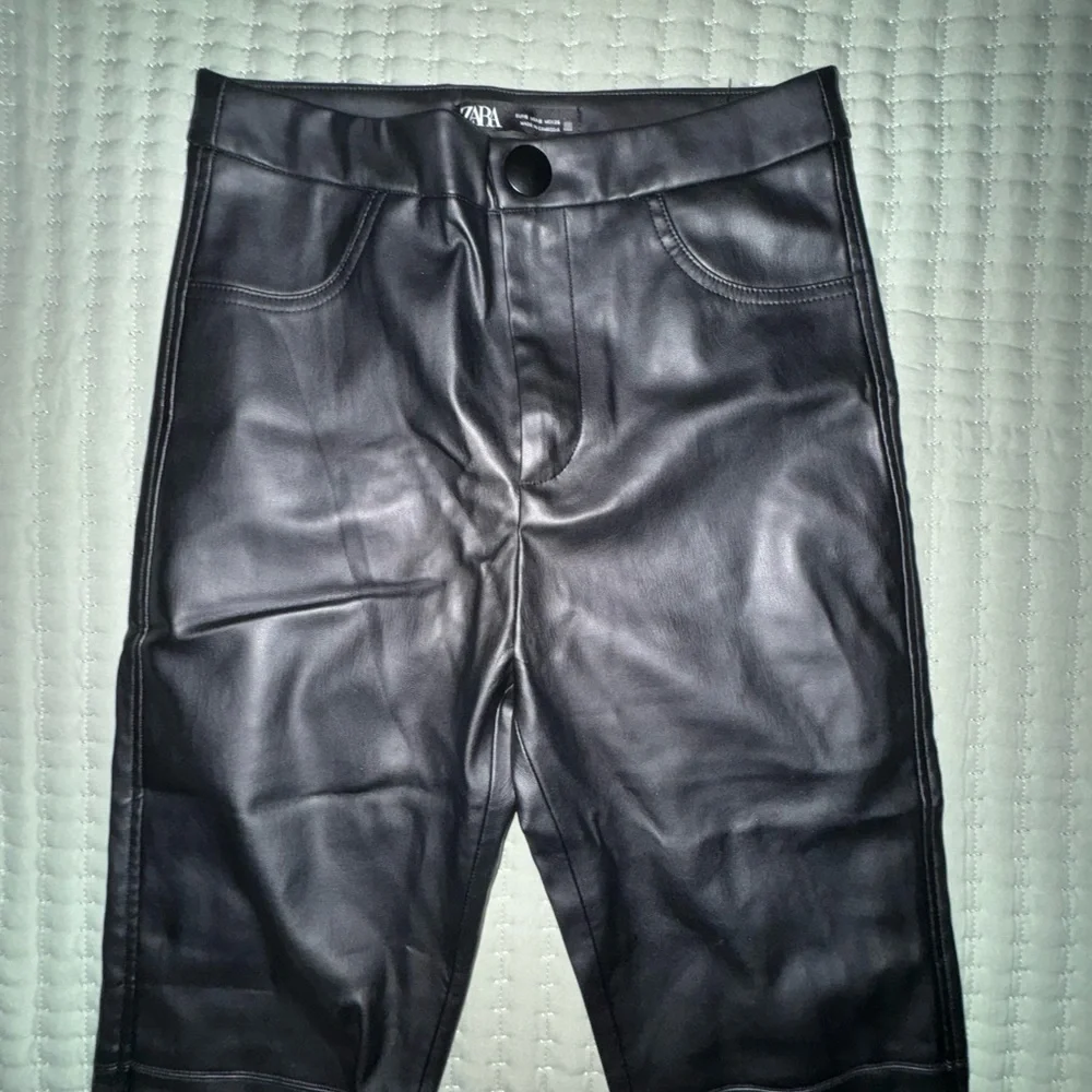Zara black ankle faux leather pants in EUC  Size S